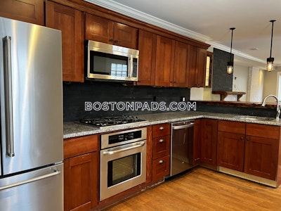 South Boston Renovated, Cozy 2 Bedroom on East 3rd St in South Boston Available NOW! Boston - $3,950