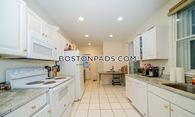 Brookline 5 Beds 2 Baths  Boston University - $9,000 No Fee